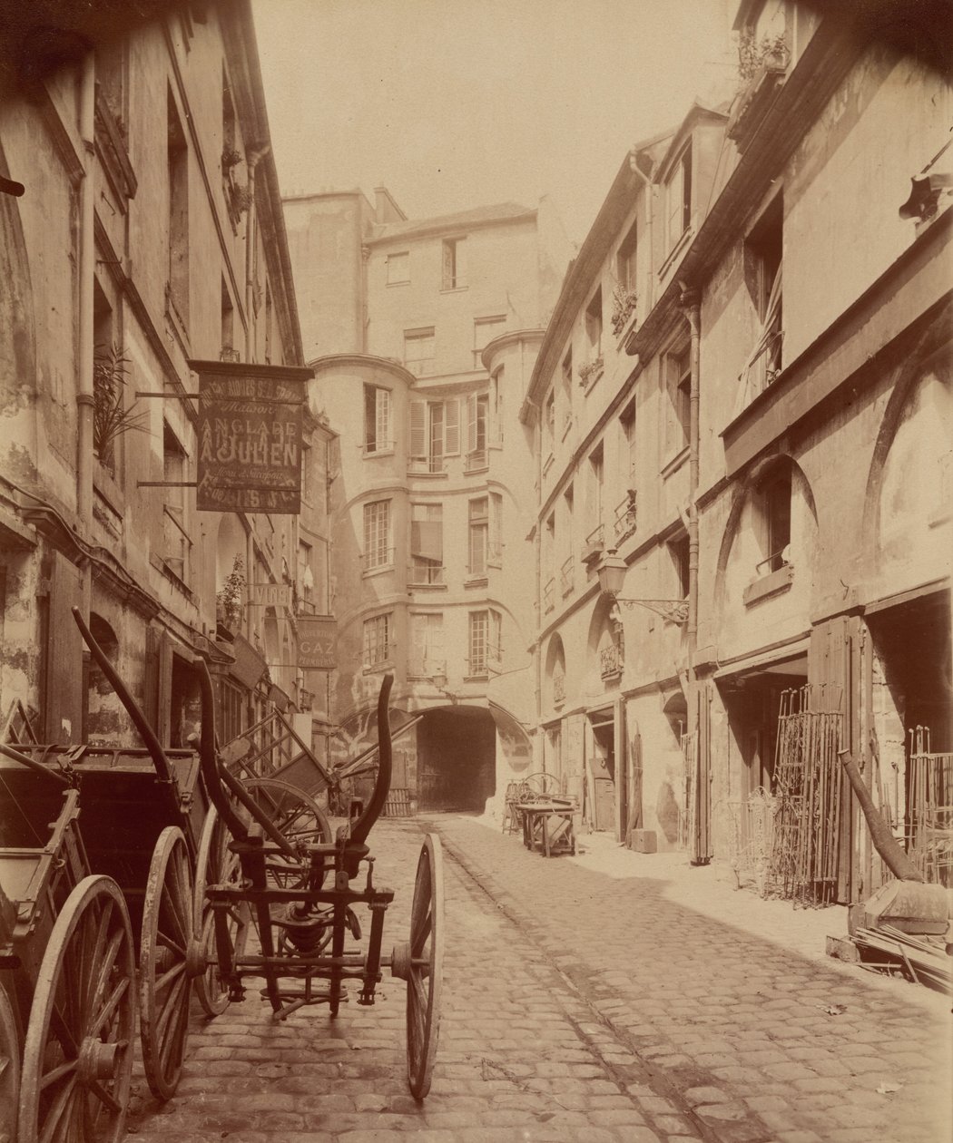 Cour du Dragon (Dragon Court),1905 (photo) - Eugène Atget
