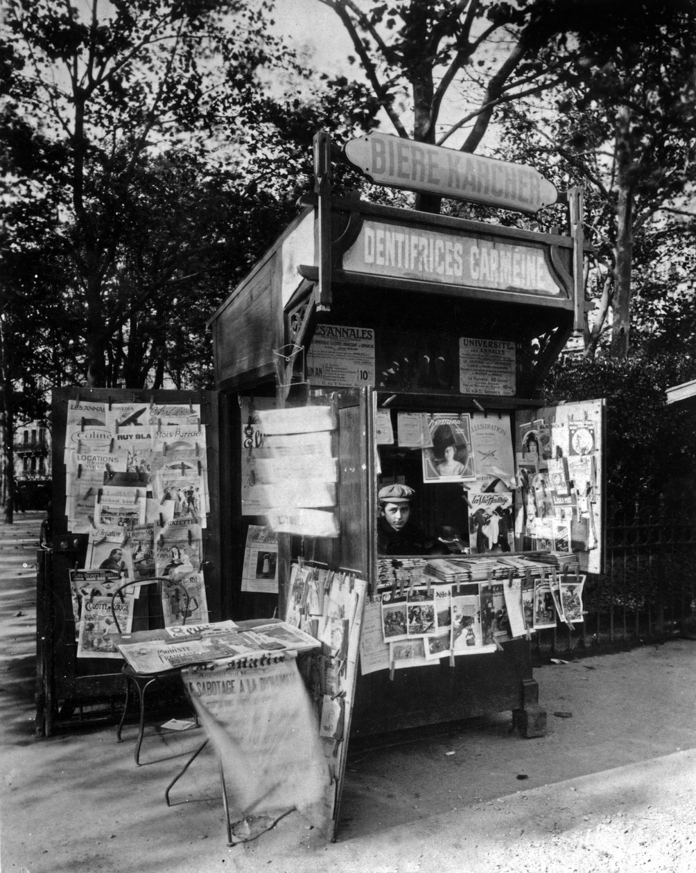 Kiosque à Paris, c.1910 - Eugène Atget