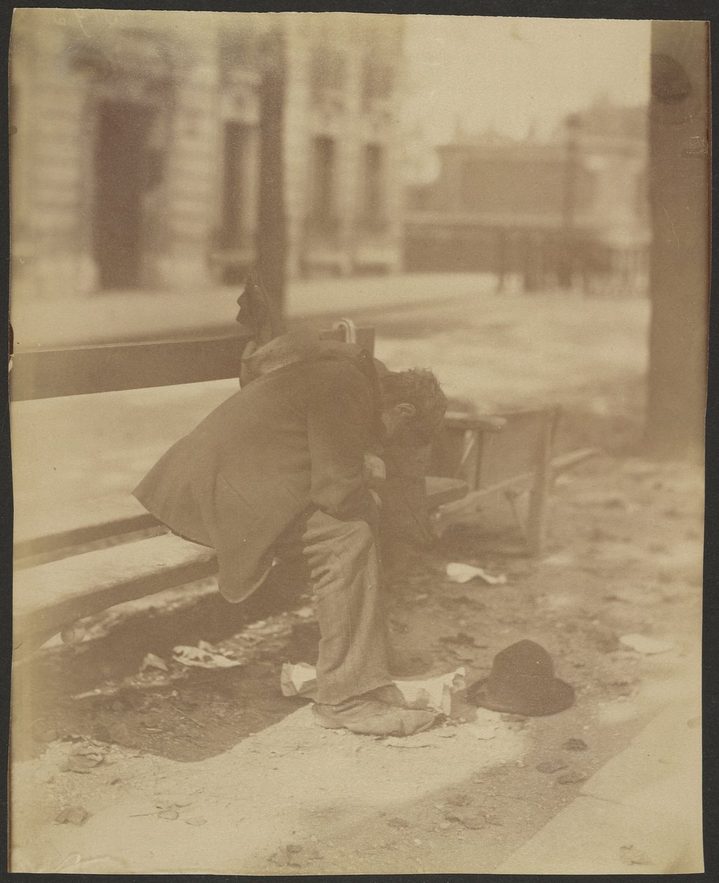 [Vagabond assis] - Eugène Atget