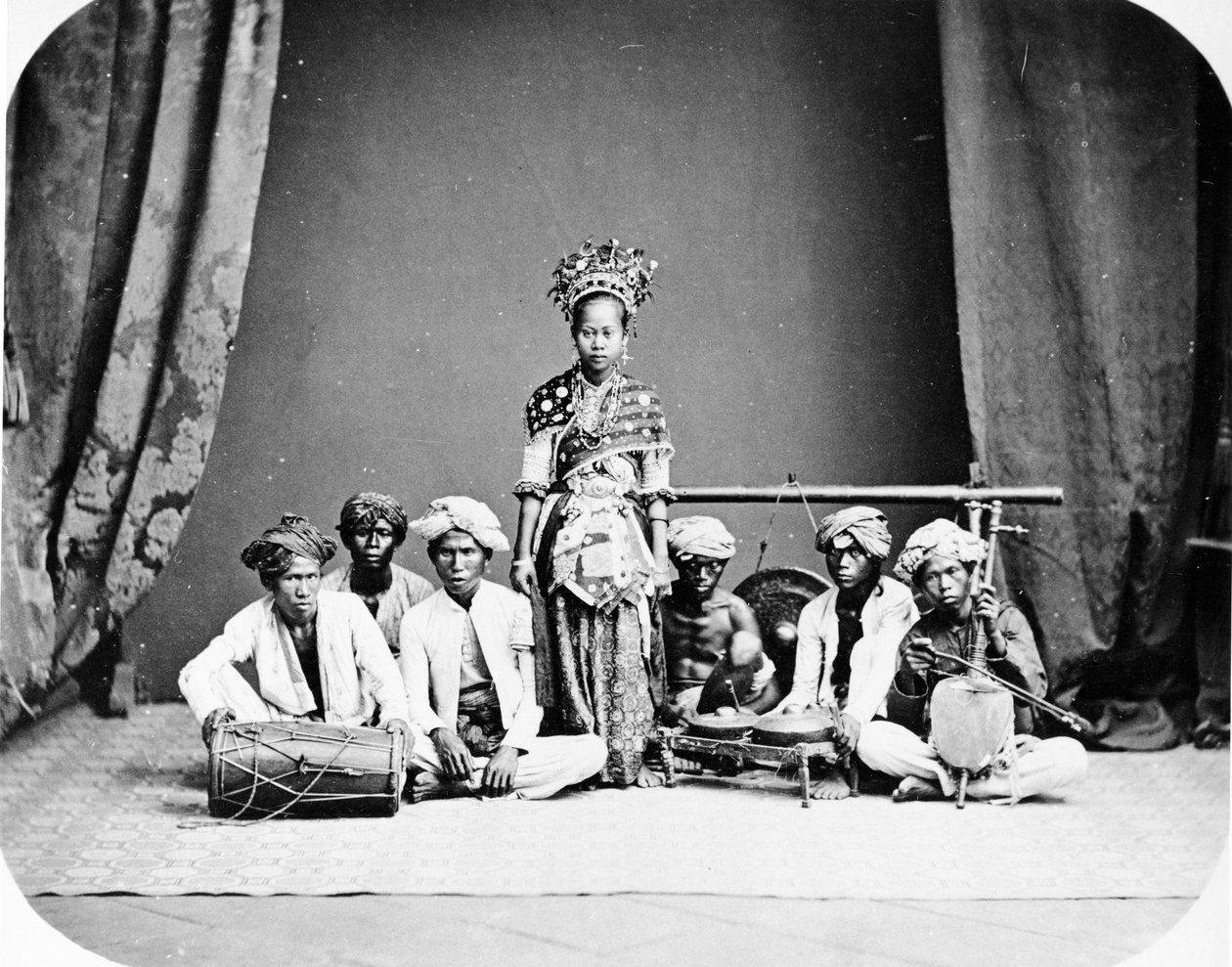 Danseuse batave, vers 1870s - European Photographer