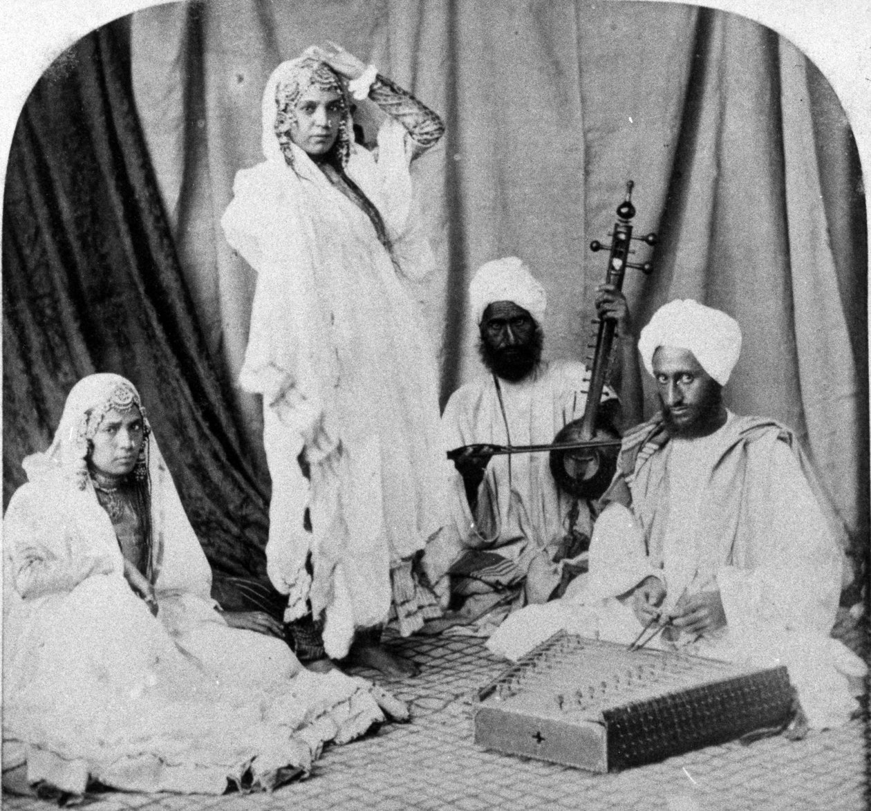 Filles de Nautch et musiciens, vers 1860-80 - European Photographer