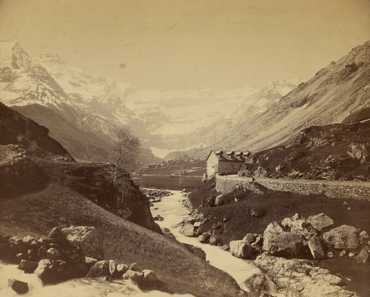 [Rivière coulant dans une vallée montagneuse] - Farnham Maxwell Lyte