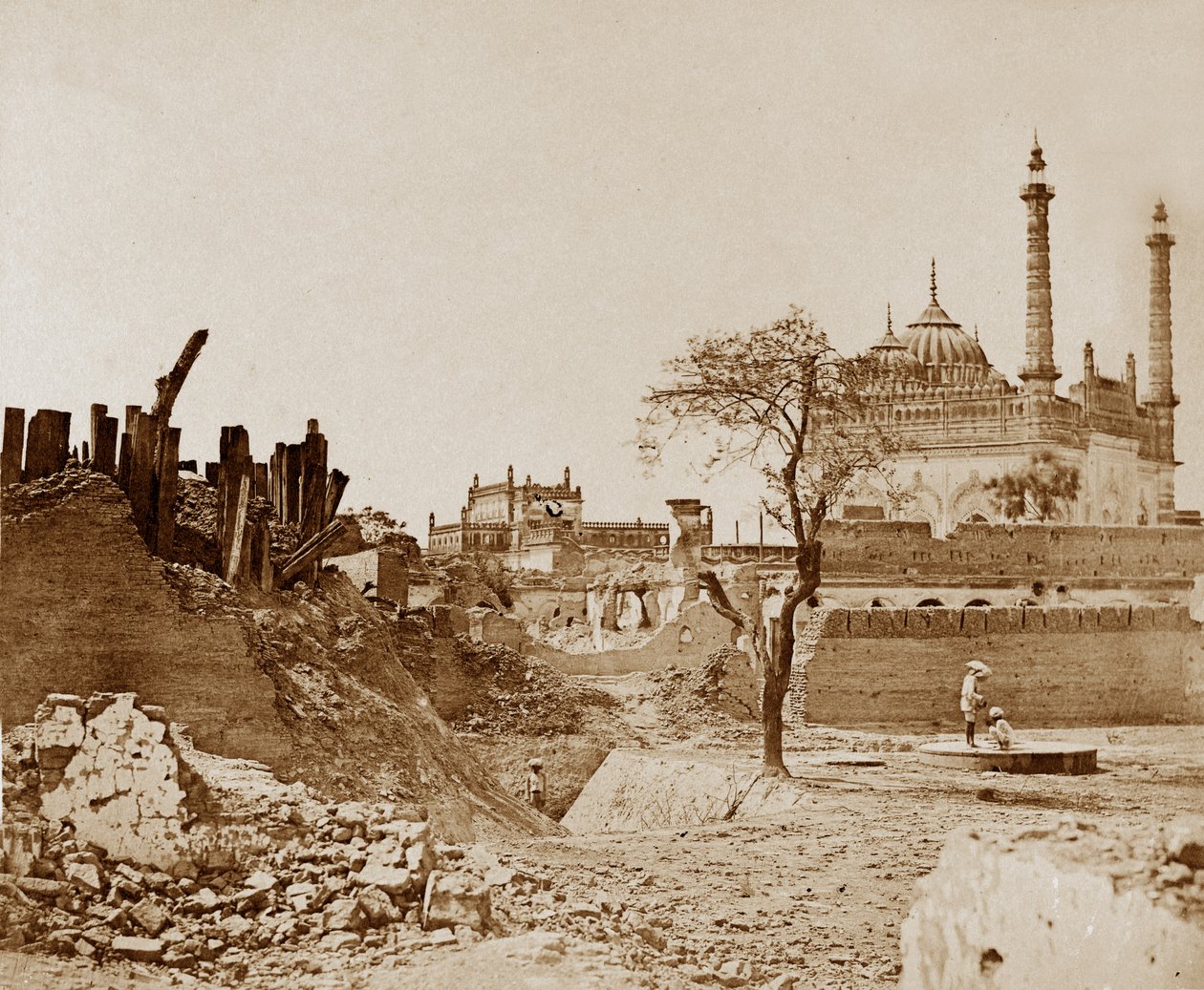 La Batterie près du Begum Kotee, Lucknow - Felice Beato