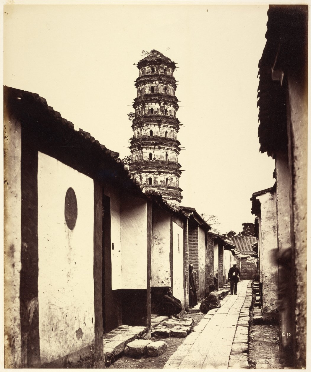Pagode à neuf étages et rue Tartar, Canton - Felice Beato