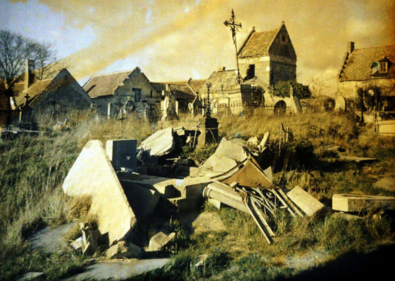 Cimetière avec tombes endommagées, Thiescourt, Oise, France, 1917 - Fernand Cuville