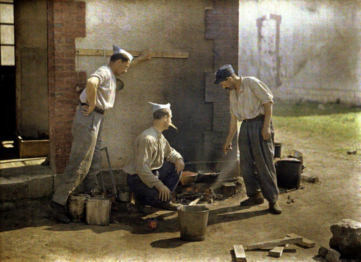 Trois soldats français cuisinant le déjeuner sur un feu ouvert, Soissons, Aisne, France, 1917 - Fernand Cuville
