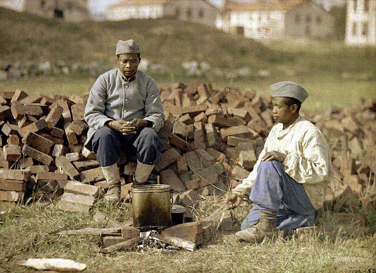 Deux soldats africains réchauffant un repas, Soissons, Aisne, France, 1917 - Fernand Cuville