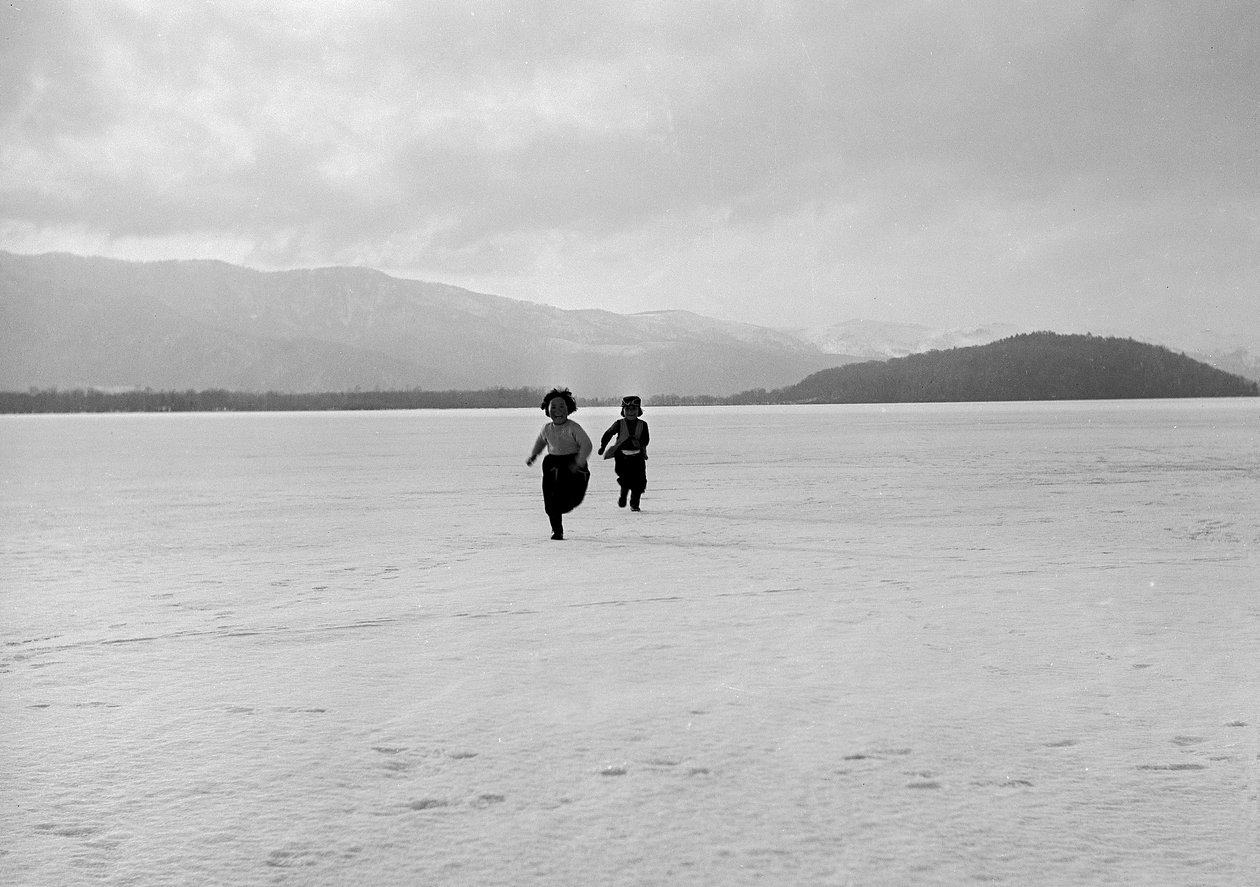 Enfants Ainu sur le lac gelé de Kutcharo - Fosco Maraini