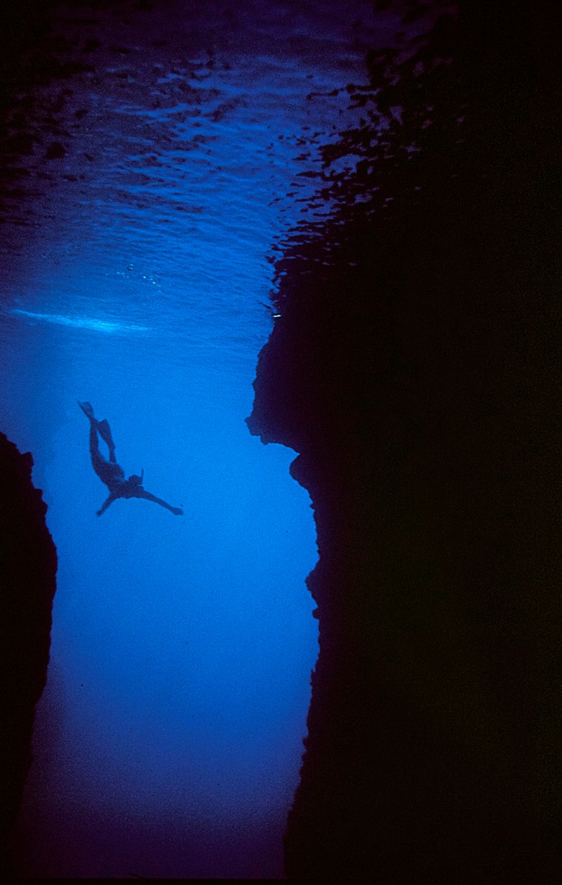 Nageur dans une grotte de Zakynthos, Grèce - Fosco Maraini