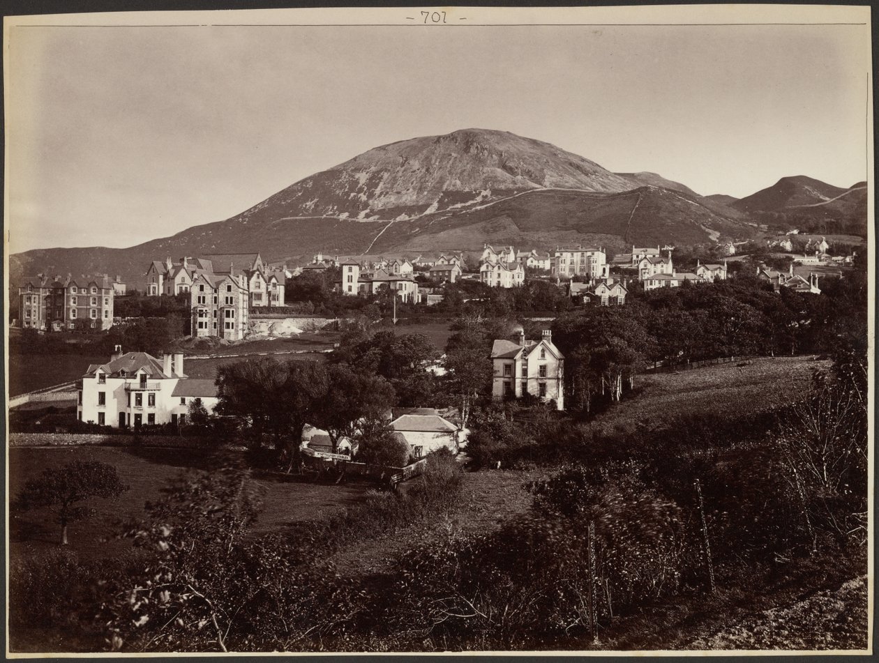 [Ville au pied de la montagne] - Francis Bedford