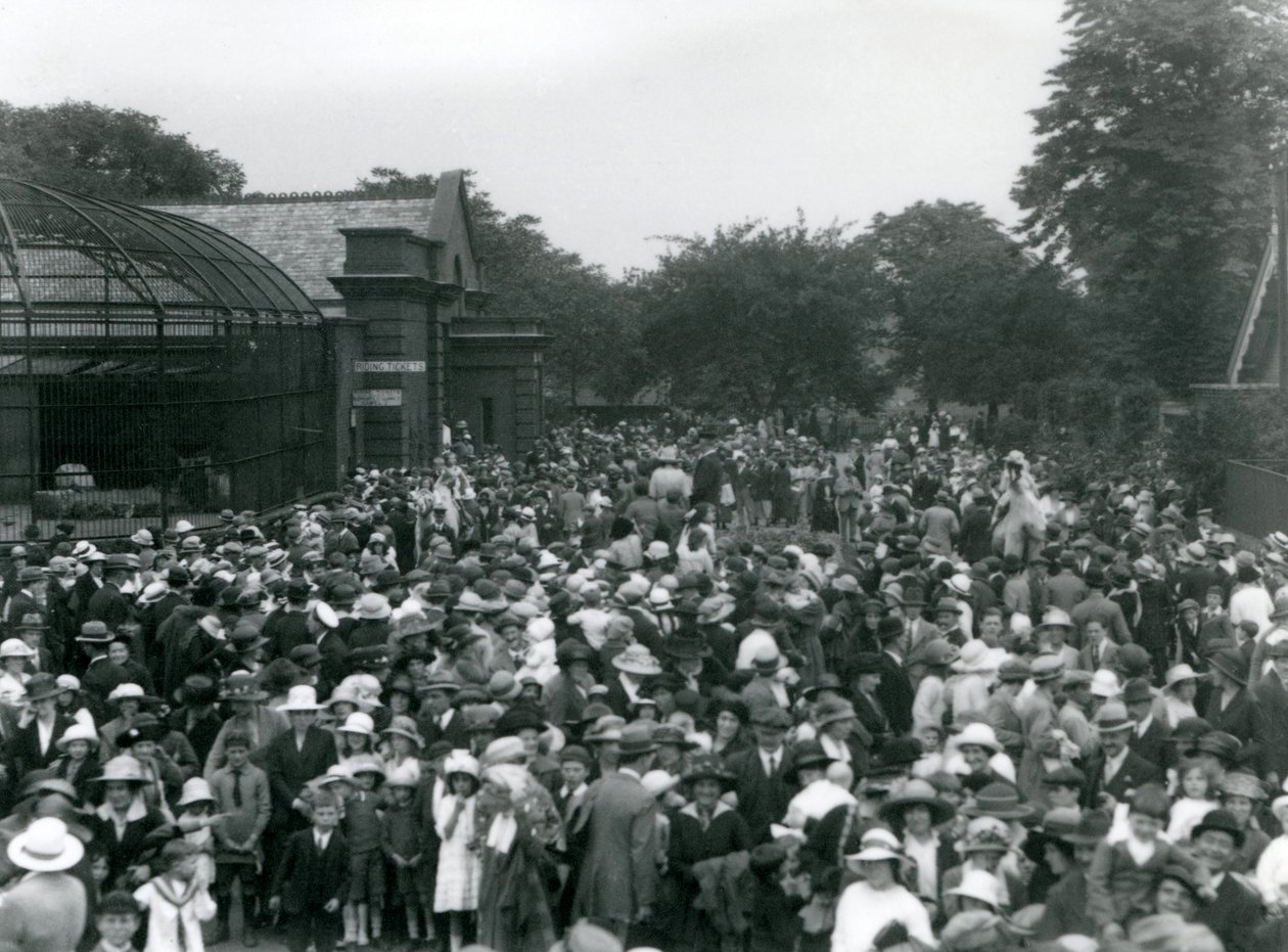 Foule de visiteurs au zoo de Londres, jour férié d