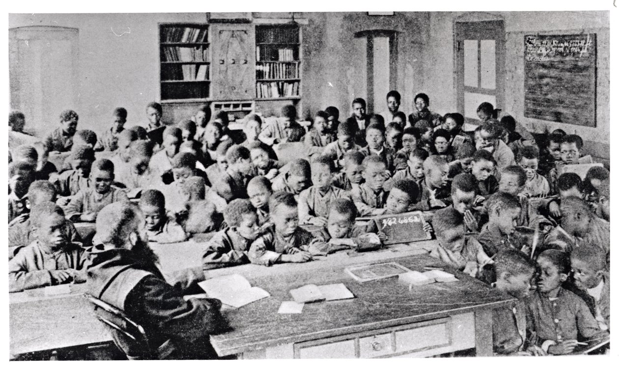 Un moine enseignant une classe en Afrique francophone, avant 1914 - French Photographer