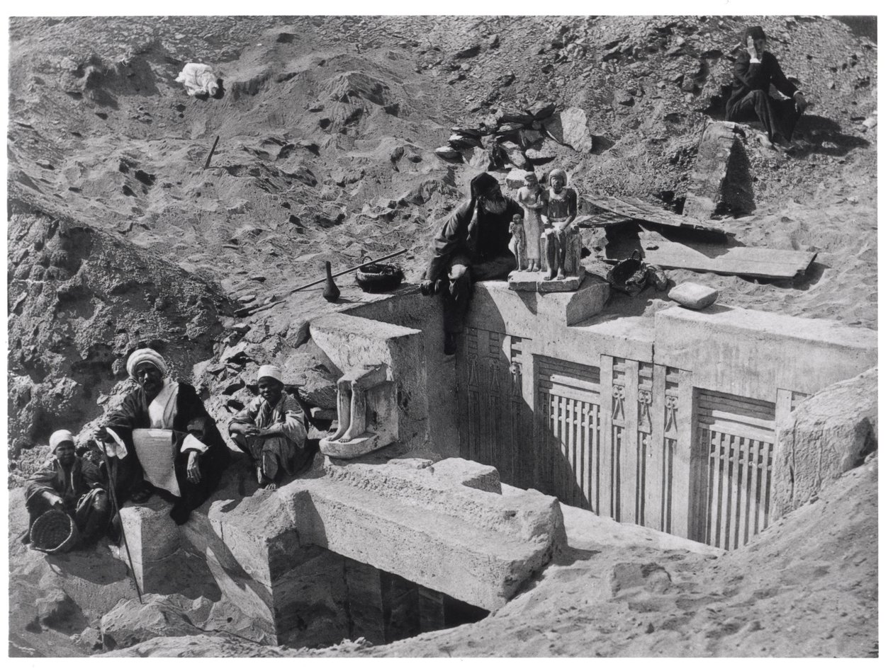 Auguste Mariette (1821-81) assis sur un mastaba lors des fouilles à Saqqarah, du Voyage dans la Haute Égypte, publié en 1878 - French Photographer