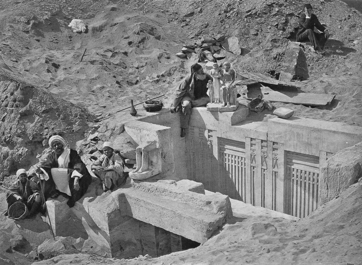 Auguste Mariette (1821-81) assis sur une mastaba lors des fouilles à Saqqara, extrait de Voyage dans la Haute Égypte, publié en 1878 - French Photographer