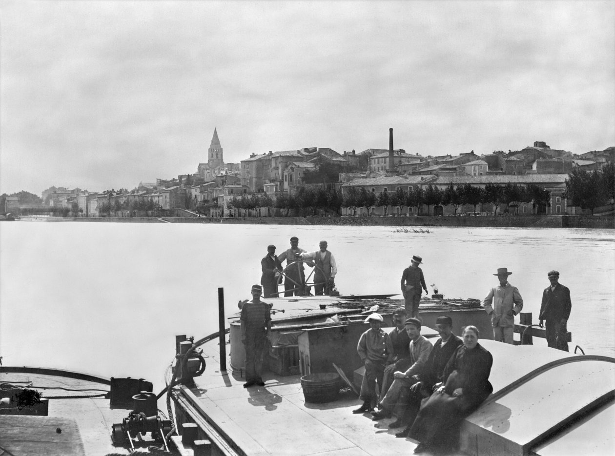 Bateliers sur le Rhône près de Bourg Saint Andreal, début du 20e siècle - French Photographer