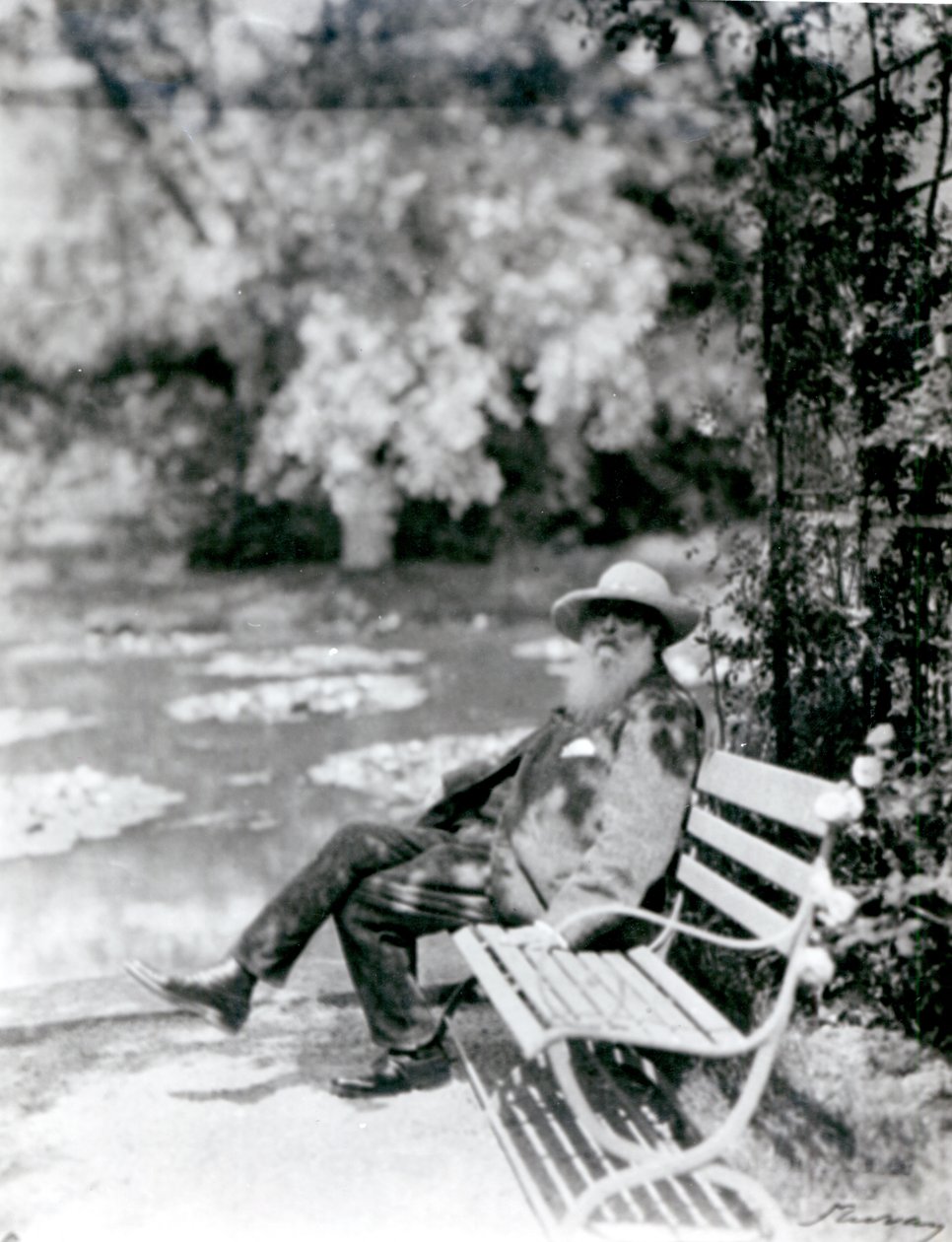 Claude Monet (1841-1926) dans son jardin à Giverny, vers 1920 - French Photographer
