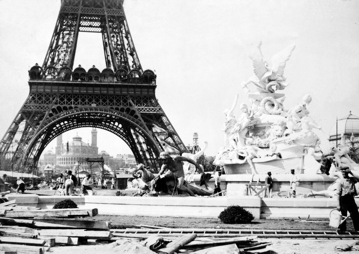 Construction de la Fontaine St. Vidal près de la Tour Eiffel, Exposition de Paris, 1889 - French Photographer