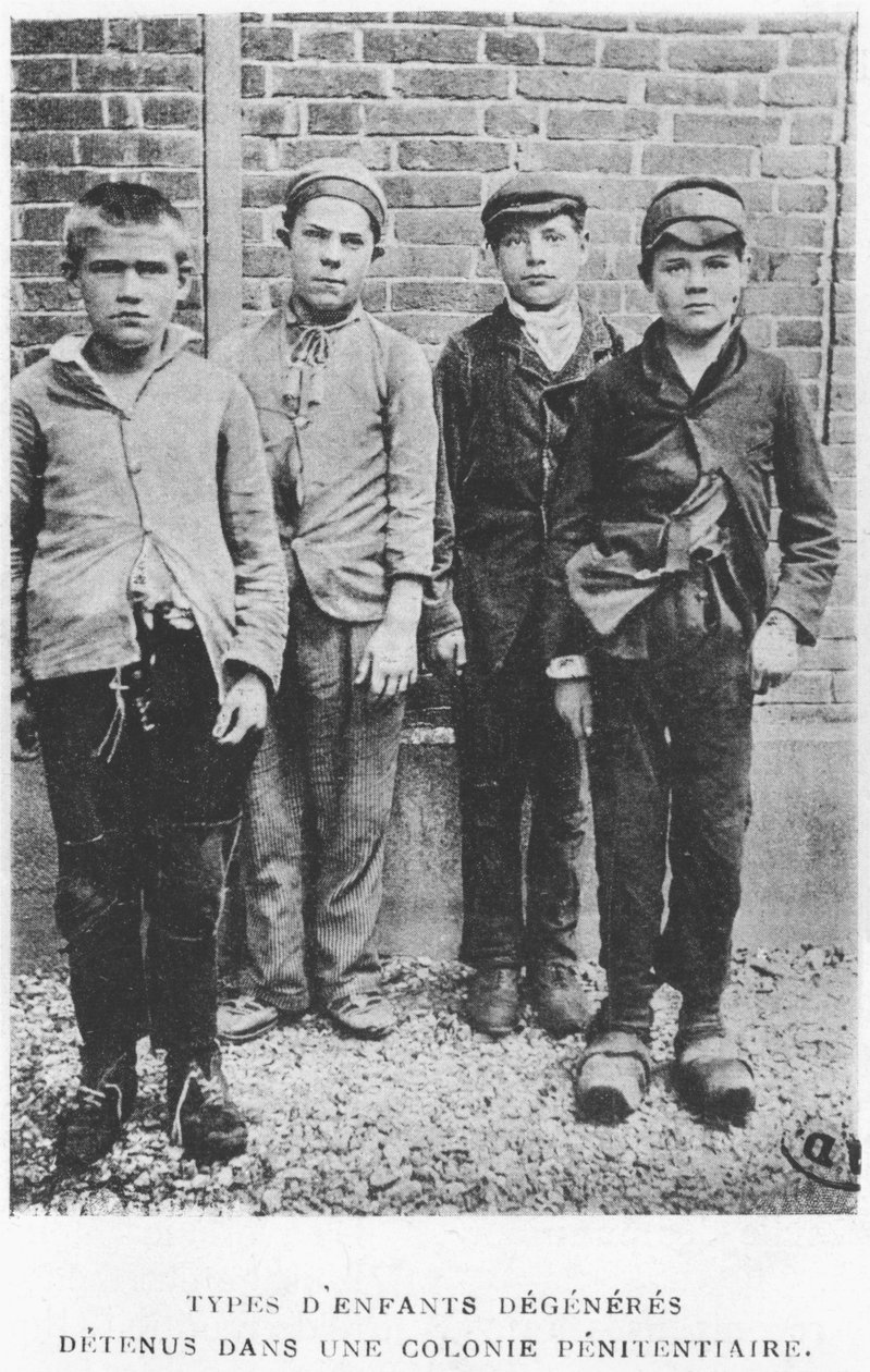 Enfants délinquants dans une colonie pénitentiaire, vers 1900 - French Photographer