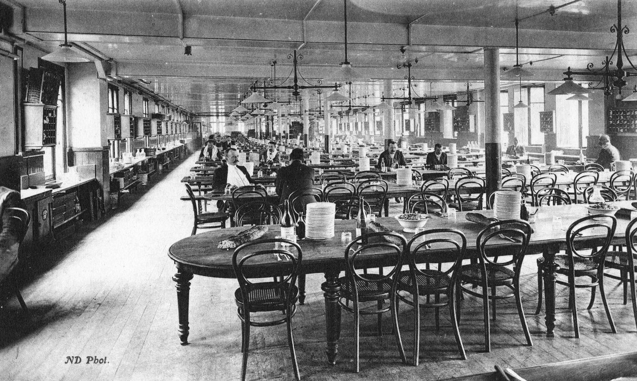 Salle à manger pour les employés aux Grands Magasins du Bon Marché, Paris, vers 1890 - French Photographer