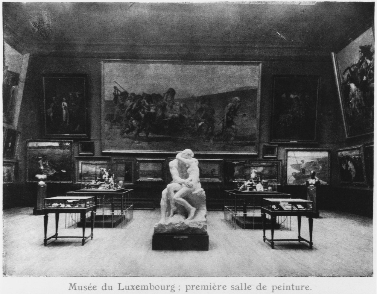 Première salle de peintures avec le Baiser par Auguste Rodin, Musée du Luxembourg, Paris, vers 1910 - French Photographer