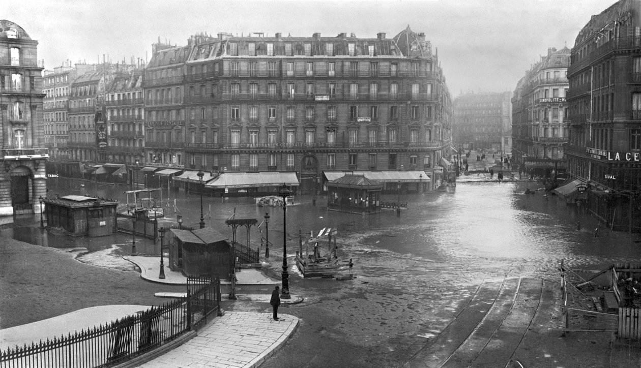 Inondations devant la gare Saint-Lazare, Place de Rome, Paris, janvier 1910 - French Photographer