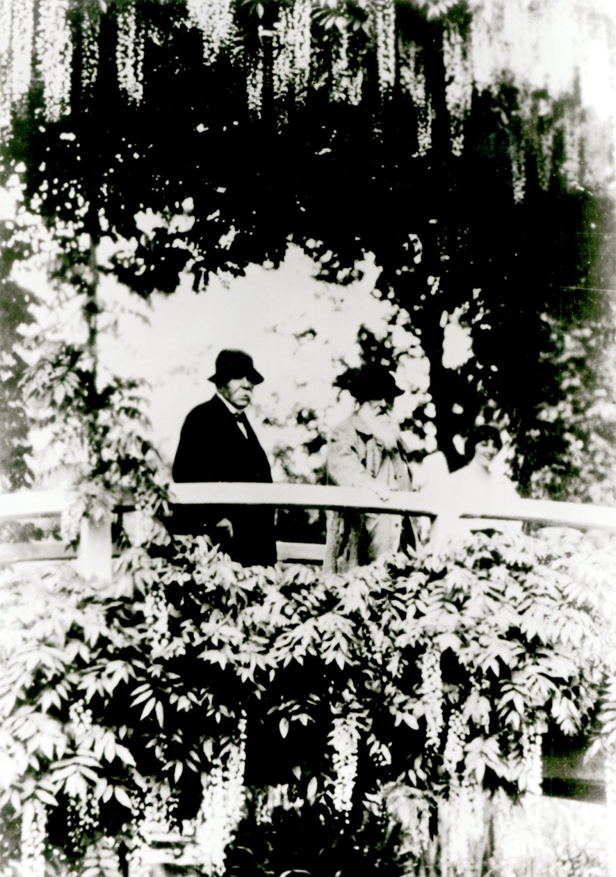 Georges Clemenceau (1841-1929) Claude Monet (1841-1926) et Alice Butler (1894-1949) sur le pont japonais dans le jardin de Monet, Giverny, 1921 - French Photographer