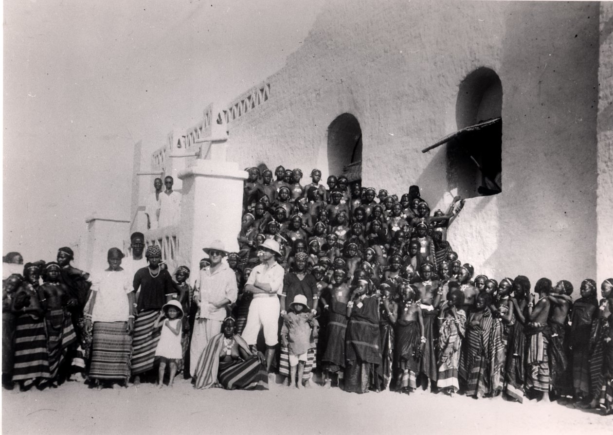Groupe de jeunes filles devant la résidence à Filinge près de Nyamey, Niger, 1929 - French Photographer