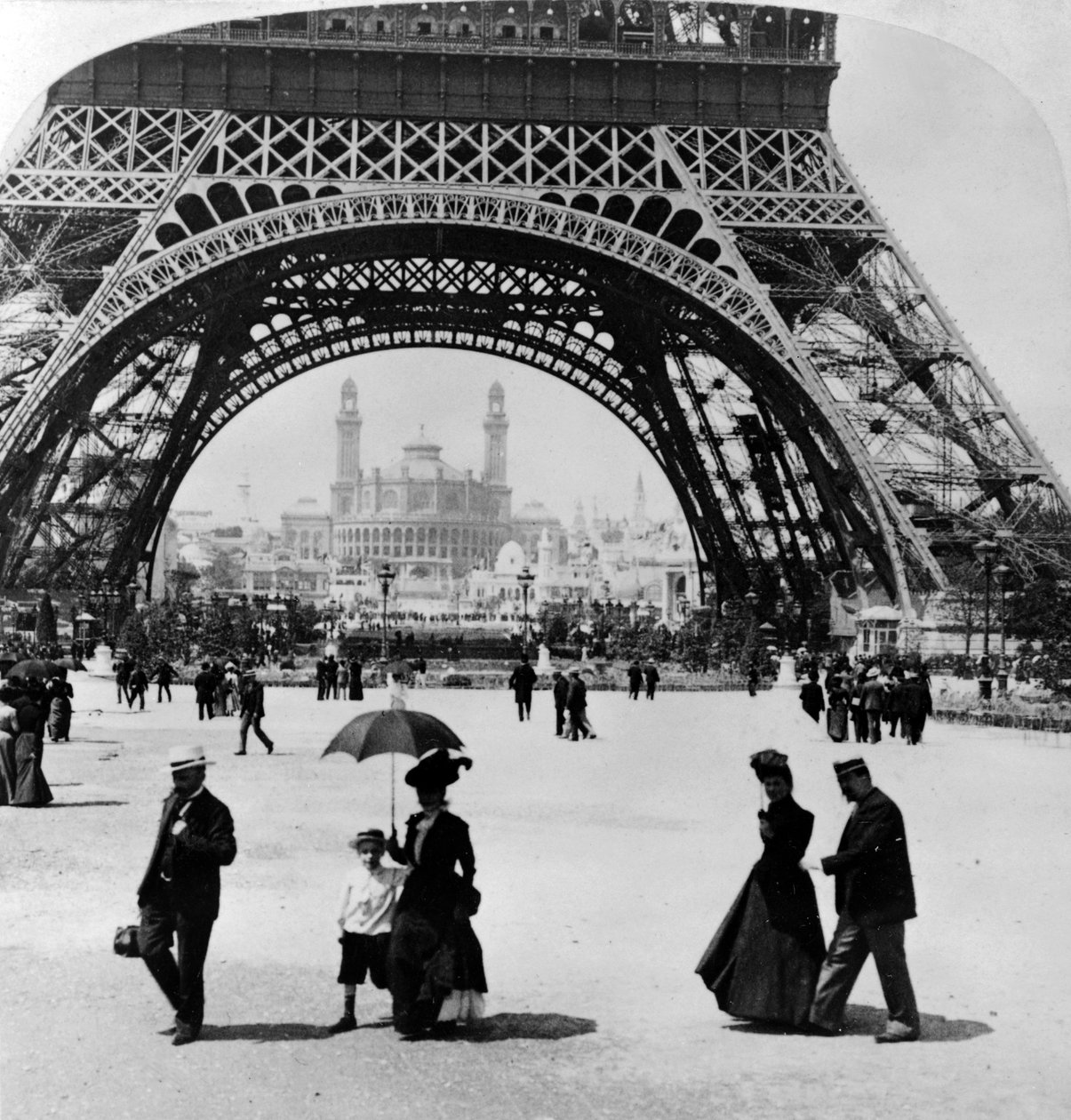 Vue à travers la base de la tour Eiffel vers le Trocadéro et la station coloniale, Exposition de Paris, 1900 - French Photographer