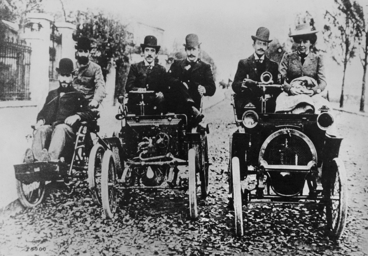 Marcel (d.1903) et Louis (1877-1944) Renault conduisant, 1898 - French Photographer