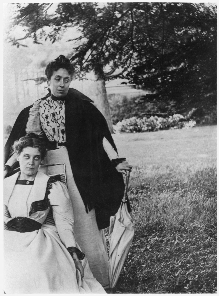 Mathilde Roberty et Madeleine Gide, jardin de Cuverville, vers 1896 - French Photographer