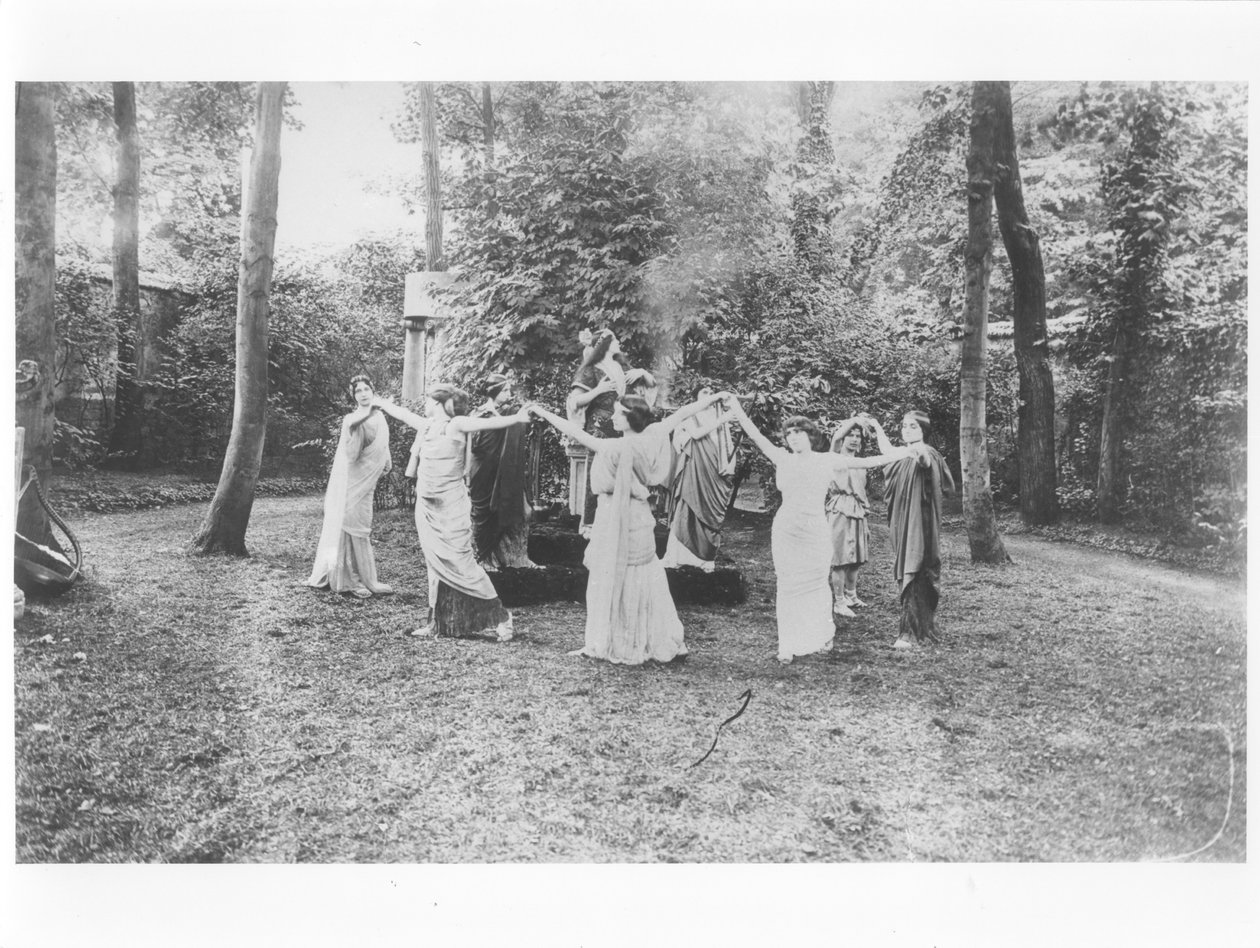 Nathalie Clifford Barney (1876-1972) avec des danseurs vêtus de toges - French Photographer