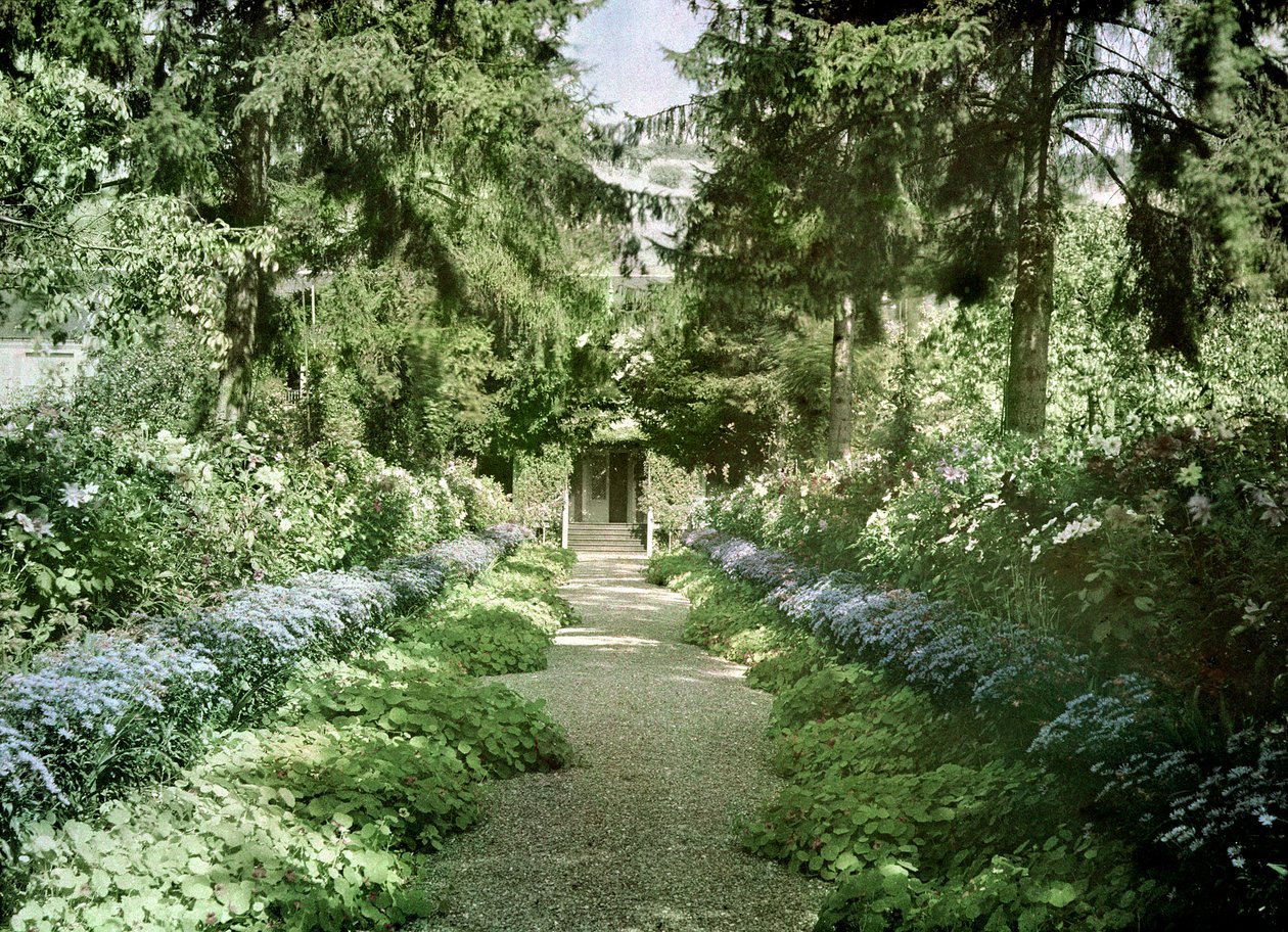 Sentier dans le jardin de Monet à Giverny, début des années 1920 - French Photographer