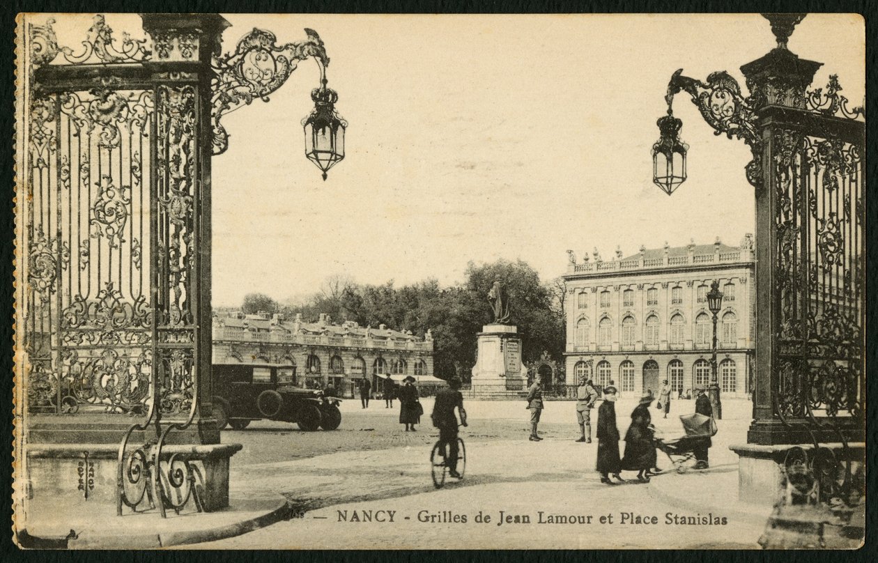 Carte postale représentant la place Stanislas et les grilles en fer forgé doré de Jean Lamour à Nancy, France, vers 1920 - French Photographer