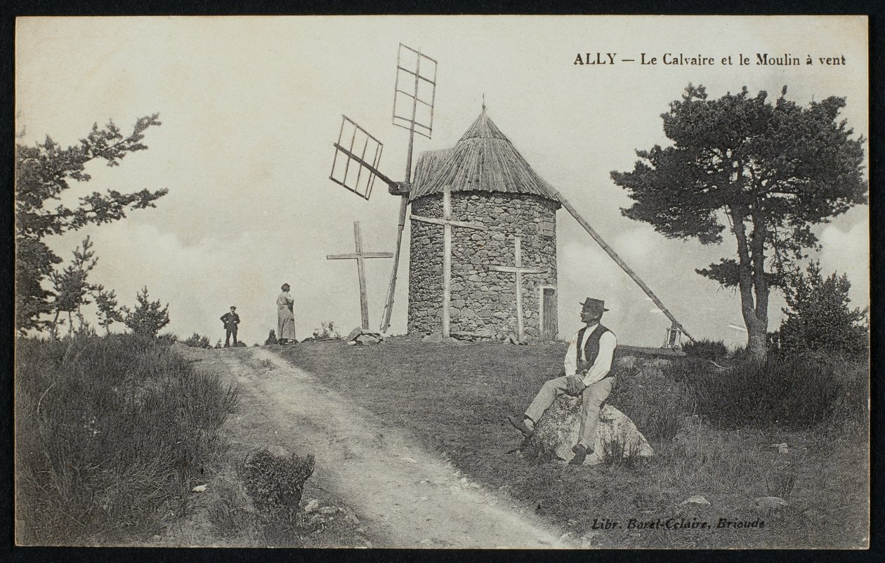 Carte postale représentant le calvaire et le moulin à vent à Ally, Le Puy-en-Velay, vers 1900 - French Photographer