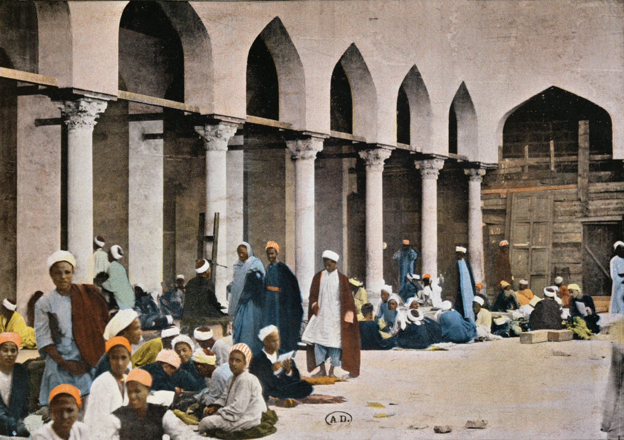 Élèves recevant des instructions dans la cour de la mosquée Al-Azhar au Caire, vers 1900 (photo colorisée) - French Photographer