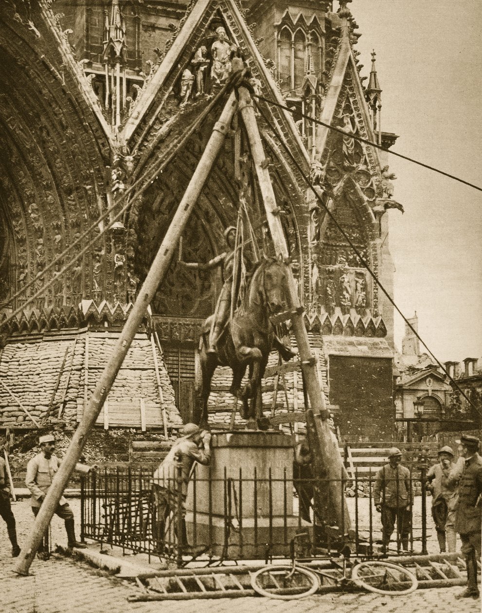 Cathédrale de Reims, sécurisation de la statue en bronze, 1914-19 - French Photographer