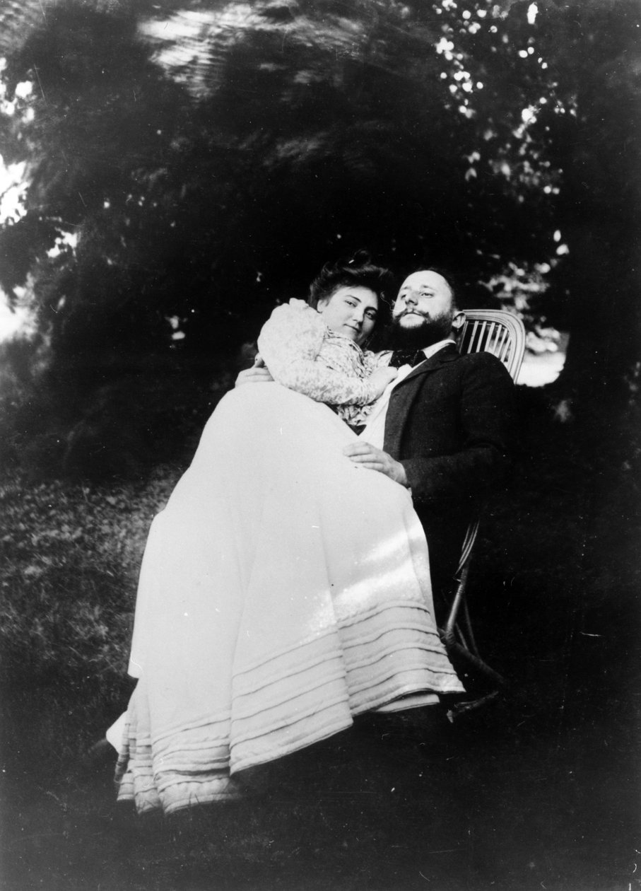 Thadée Natanson et sa femme Misia Godebska dans le jardin de leur maison de campagne, Le Relais, vers 1899 - French Photographer