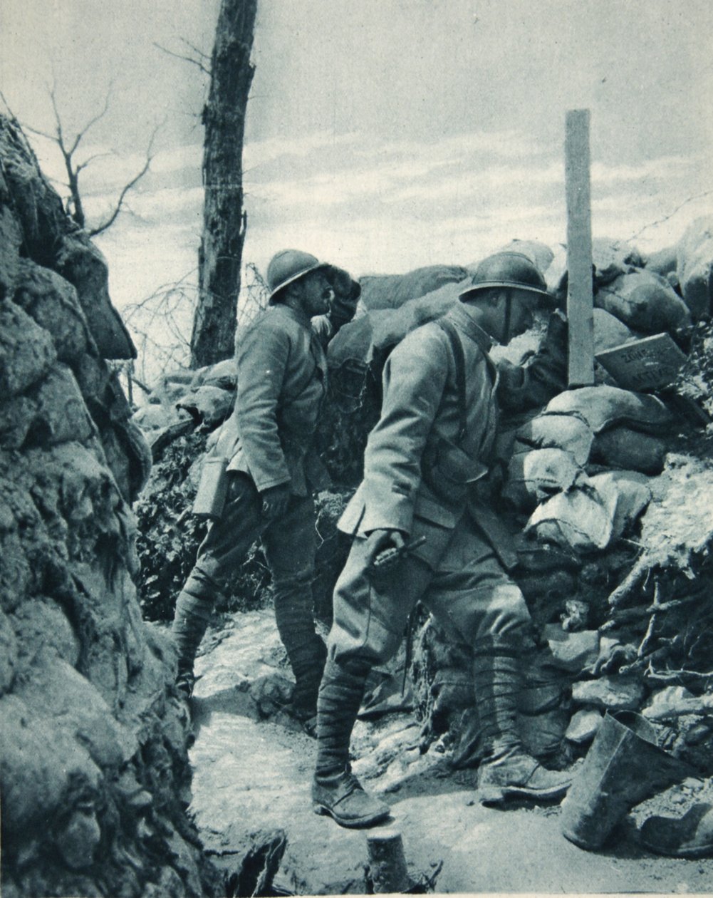 Le front français : surveillant la tranchée ennemie à travers un périscope avant un lancer, illustration de The Illustrated War News, janvier 1917 - French Photographer