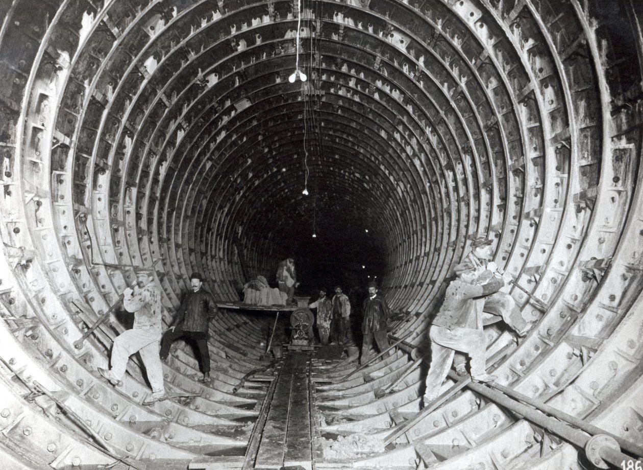 Tunnel sous la Seine en aval du Pont de la Concorde vers l