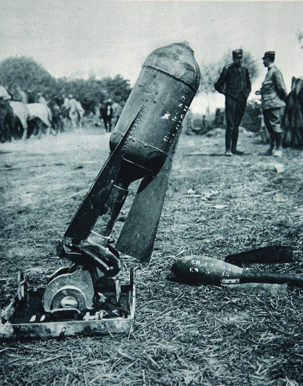 Utilisé alternativement avec des bombes : une torpille aérienne dans un mortier de tranchée, illustration de The Illustrated War News, janvier 1917 - French Photographer