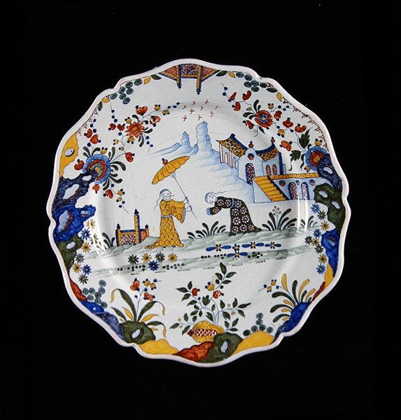 Assiette avec décoration de style chinois, fabriquée à Rouen - French School