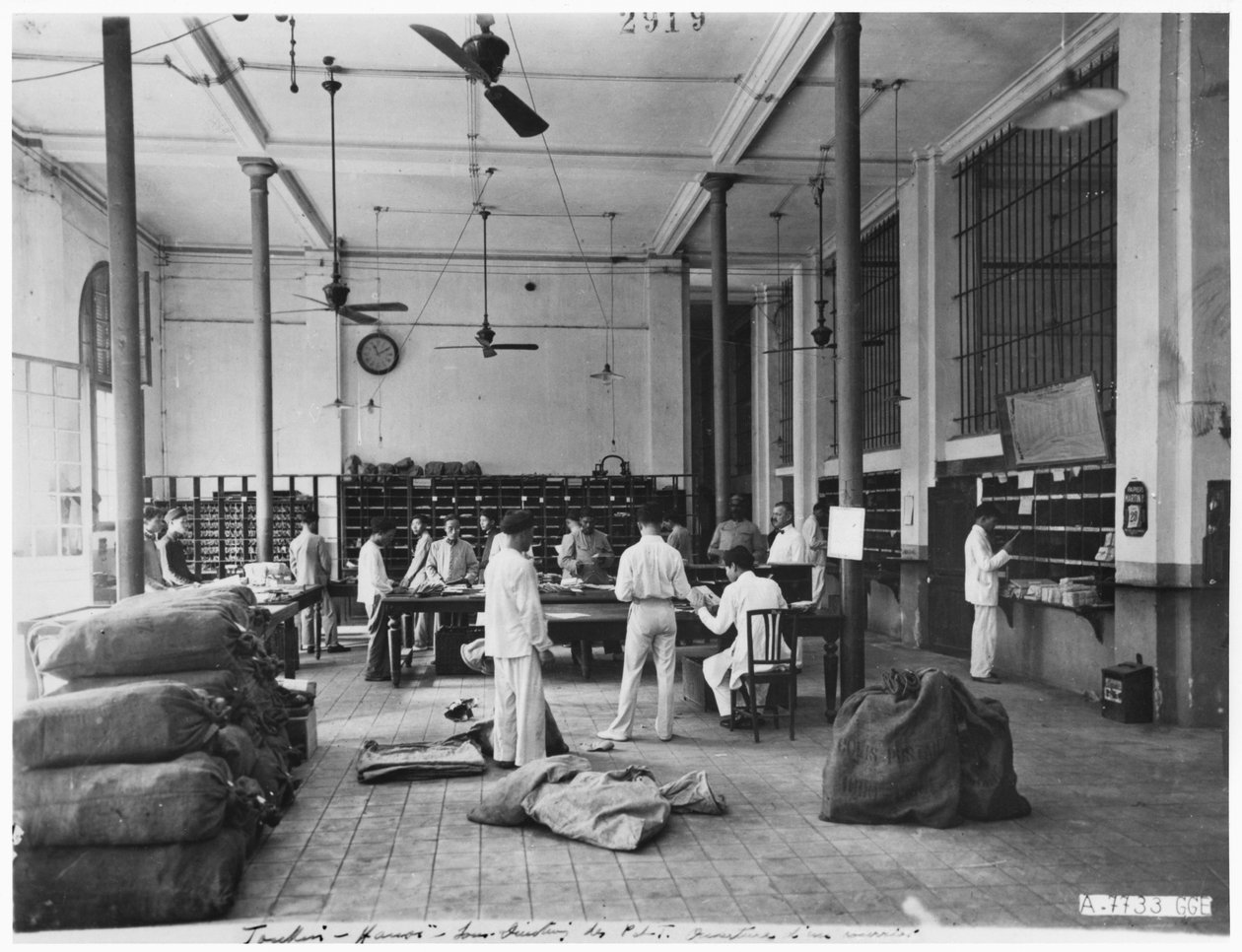 Le bureau de poste à Hanoï, vers 1920 - French Photographer