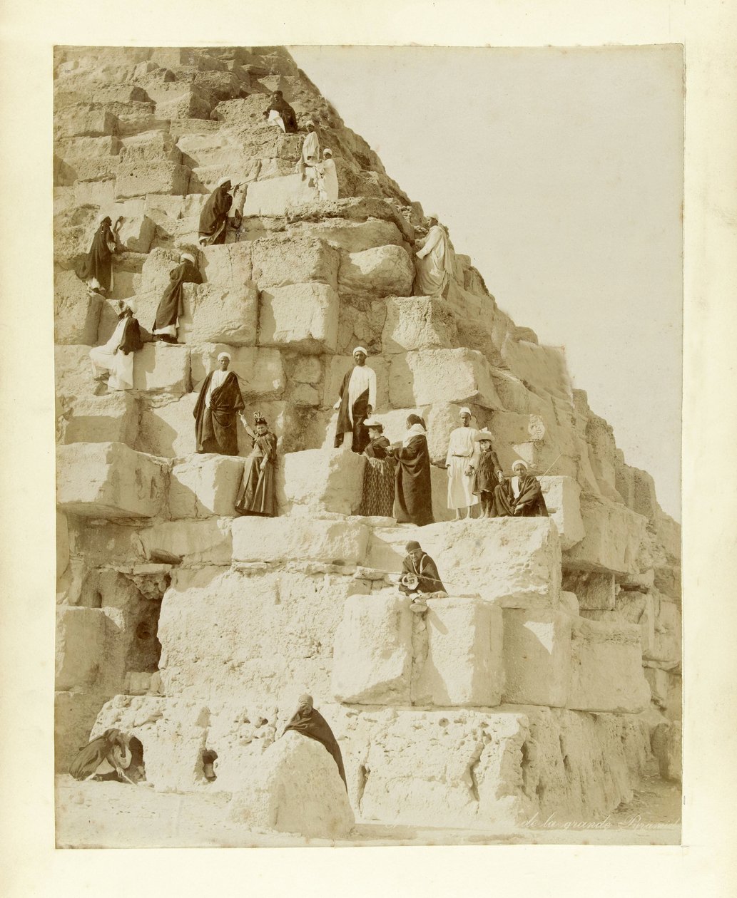 Touristes à la Grande Pyramide de Gizeh - French Photographer