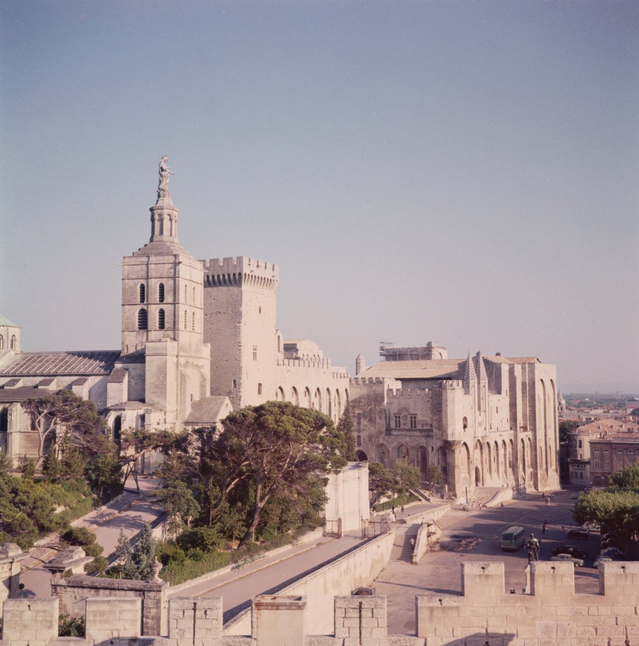 Vue générale du palais - French School