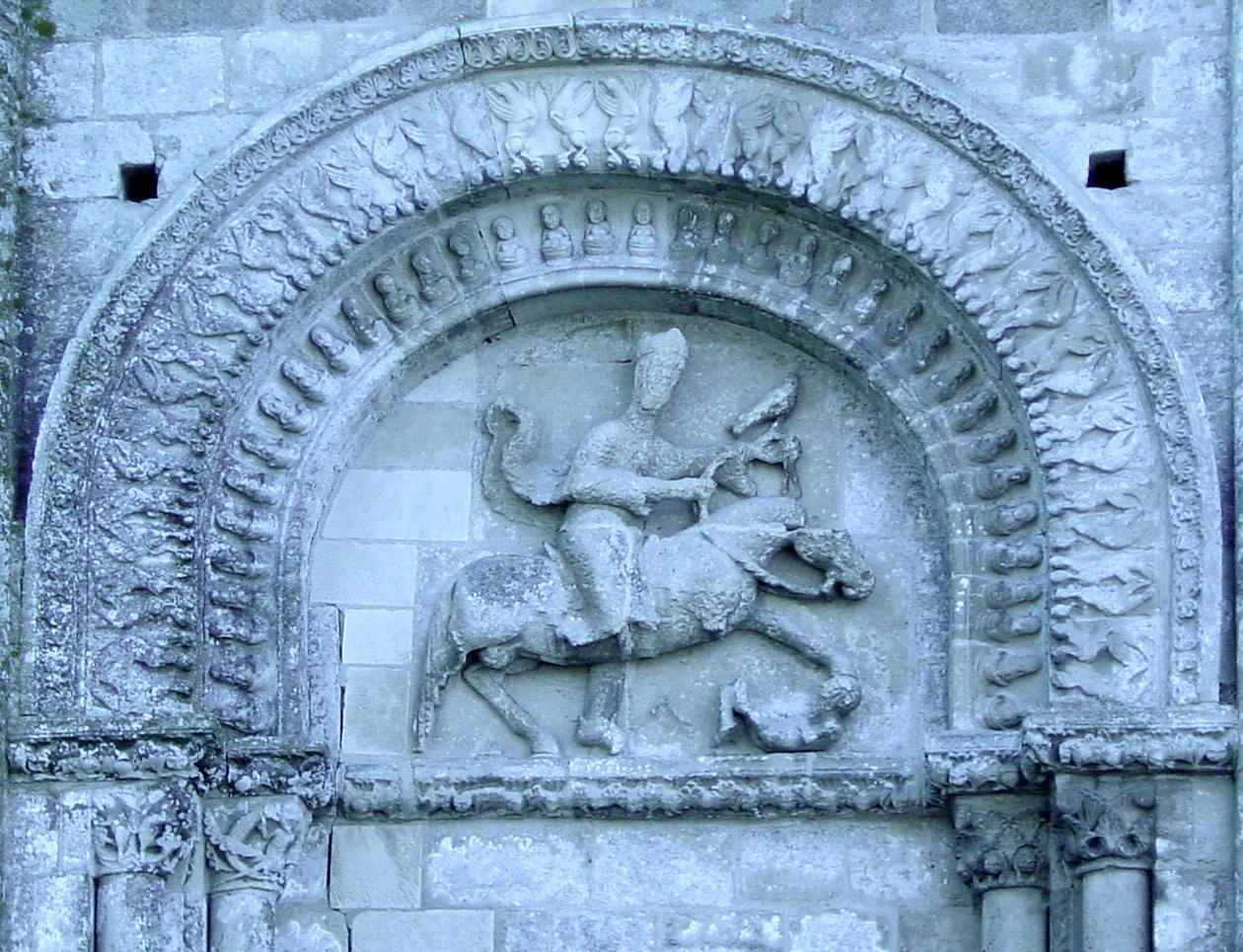 Chevalier chassant au faucon depuis la façade - French School