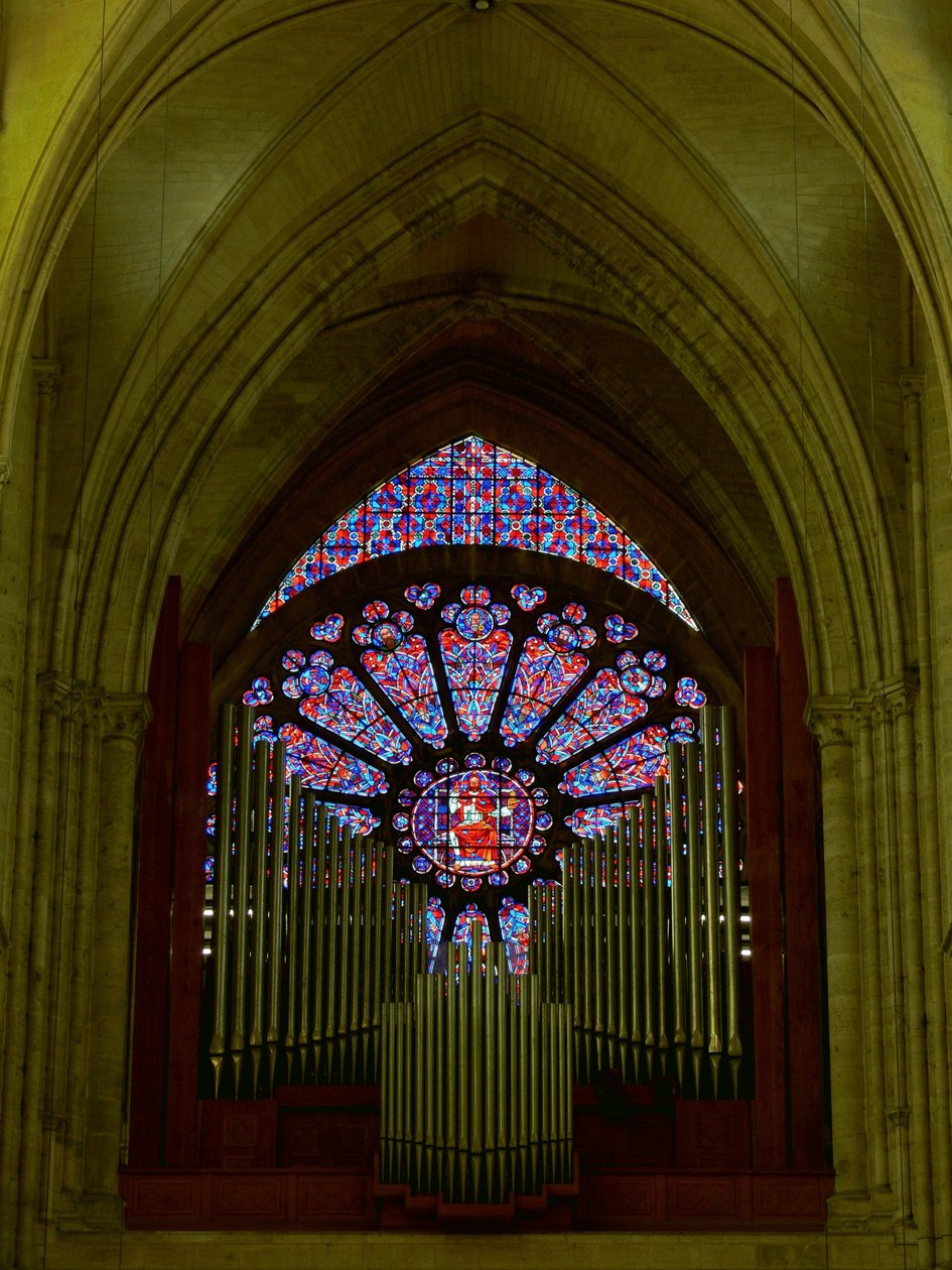 Verre moderne dans une maçonnerie du XIIIe siècle - French School