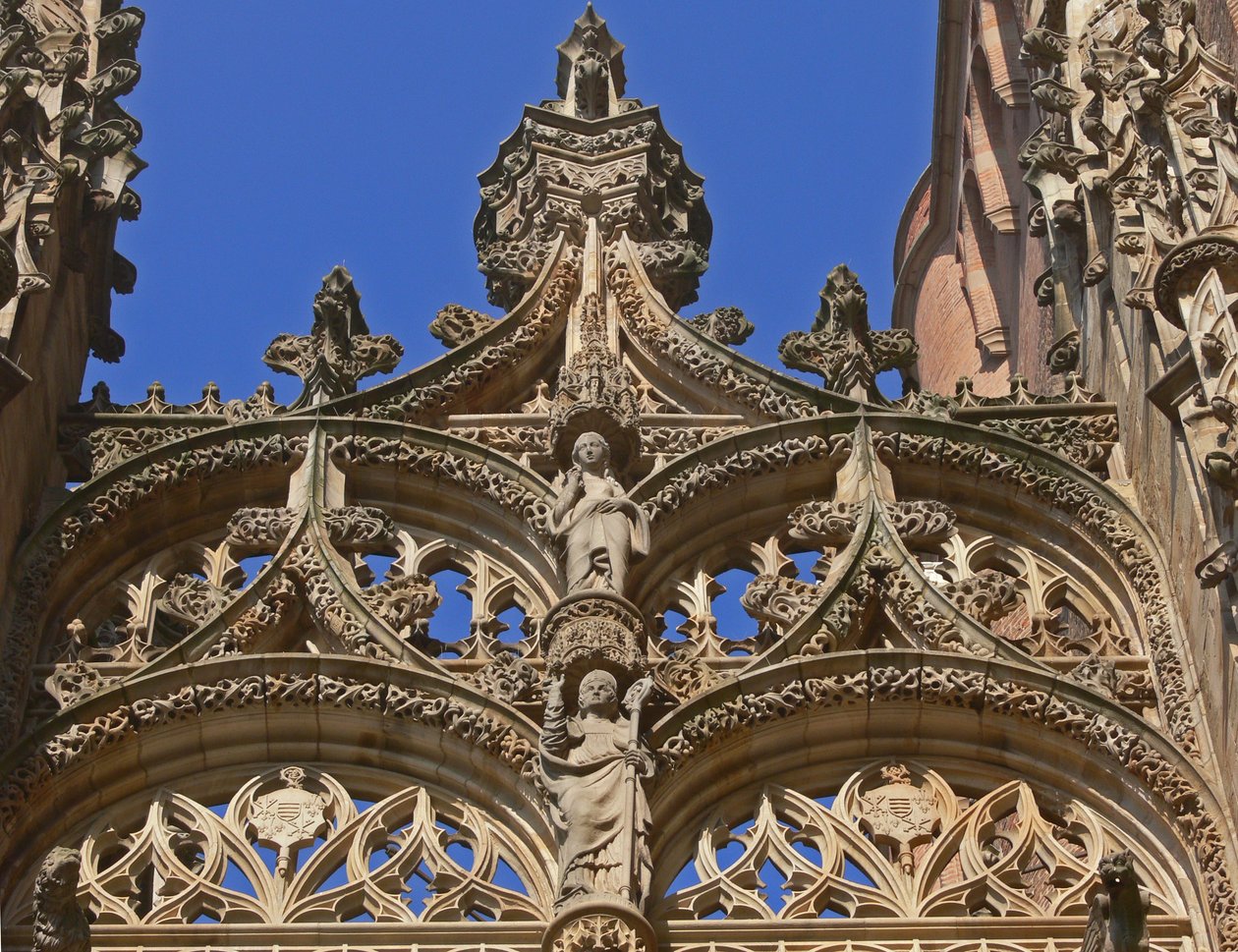 Tracery au-dessus de la porte sud - French School