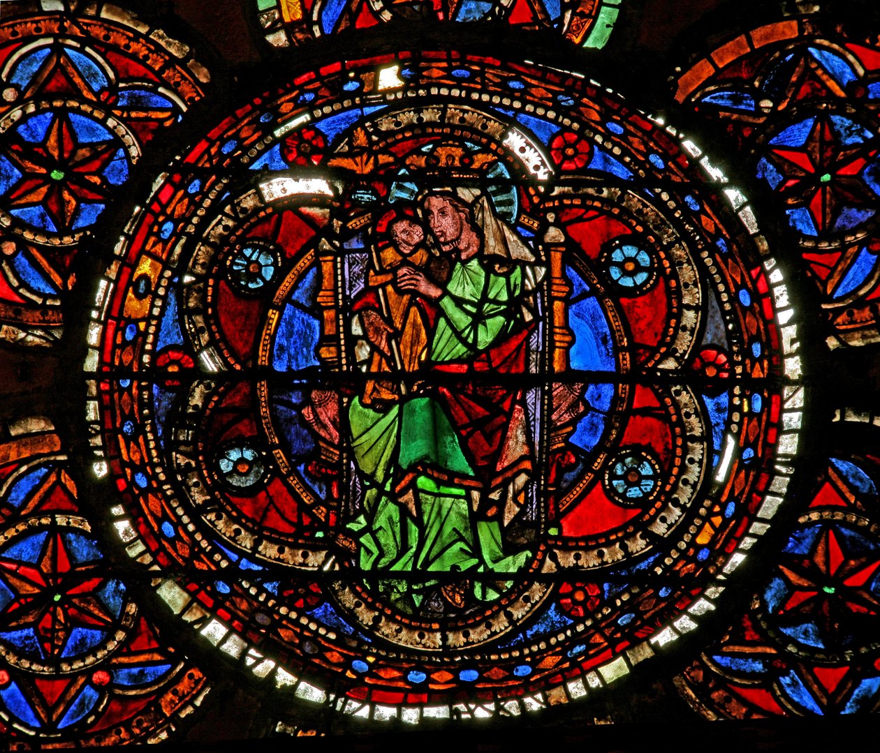 Fenêtre w10 représentant la Vierge et l