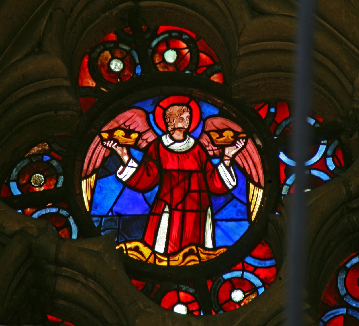 Fenêtre w141 représentant un ange portant des couronnes - French School