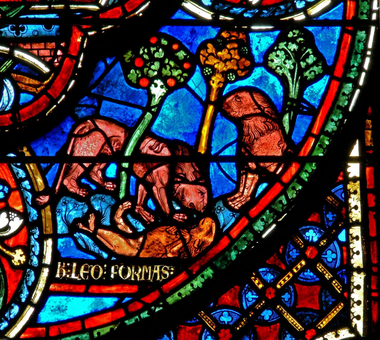 Vitrail w3 représentant un lion et des lionceaux - French School